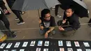 Foto-foto korban pelanggaran berat masa lalu saat aksi Kamisan ke-378, Jakarta, Kamis (11/12/2014). (Liputan6.com/Miftahul Hayat)