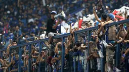 Bobotoh antusias memberikan semangat kepada timnya saat melawan Persija Jakarta pada Torabika SC 2016 di Stadion Gelora Bandung Lauta Api, Bandung, Sabtu (16/7/2016). (Bola.com/Nicklas Hanoatubun)