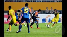 Arema Cronus membungkam Sriwijaya FC dengan skor 1-0 saat laga Final SCM Cup 2015 di Stadion Jakabaring,Selasa (27/1/2015). (Liputan6.com/Johan Tallo)