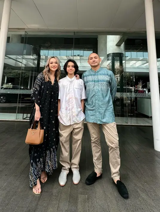 Bahkan di hari Lebaran pun, keluarga kecil BCL tak mengenakan sarimbit. BCL memilih gamis cantik berwarna hitam, sedangkan Tiko mengenakan baju koko biru muda, dan Noah memilih nuansa putih. [Foto: Instagram/itsmebcl]