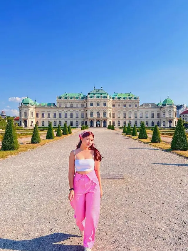 10 Gaya Kasual Cassandra Lee Liburan di Eropa, Makin Menawan di Usia 21 Tahun