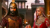 Deepika Padukone dan Ranbir Kapoor dalam film Padmavati (NDTV)