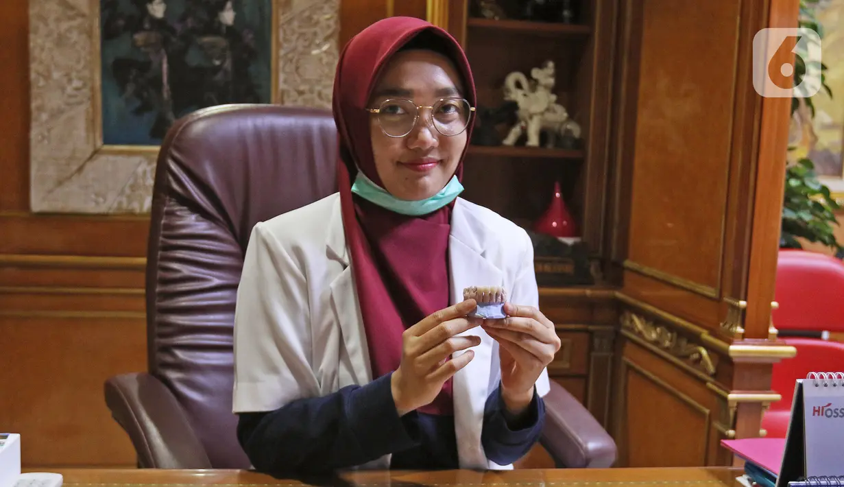 drg. Ayusha saat berada di salah satu klinik di kawasan Pulo Gadung, Jakarta, Rabu (22/4/2020). Di tengah pandemi COVID-19 seperti sekarang ini, drg. Ayusha akan mengenakan alat perlindungan diri (APD) saat memeriksa pasien. (Liputan6.com/Herman Zakharia)