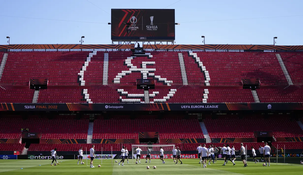 Para pemain Glasgow Rangers menghadiri sesi latihan di Stadion Ramon Sanchez-Pizjuan di Seville, Spanyol (17/5/2022). Glasgow Rangers dan Eintracht Frankfurt menggelar sesi latihan di stadion jelang final Liga Europa di Seville. (AP Photo/Manu Fernandez)