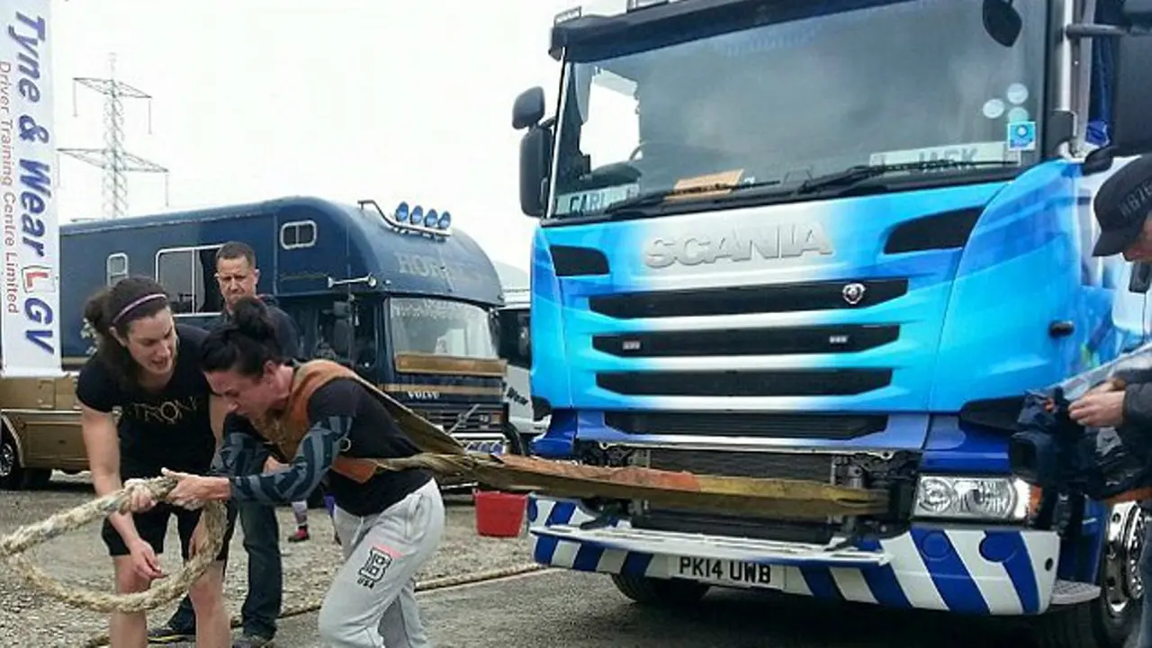 Keren, Wanita Ini Kuat Tarik Truk Besar Sendiri