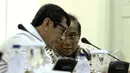 Menkumham Yasonna Laoly (kiri) dan Menko Bidang Kemaritiman Indroyono Soesilo saat menghadiri rapat terbatas di Komplek Istana Kepresidenan, Jakarta, Kamis (12/3/2015).(Liputan6.com/Faizal Fanani)