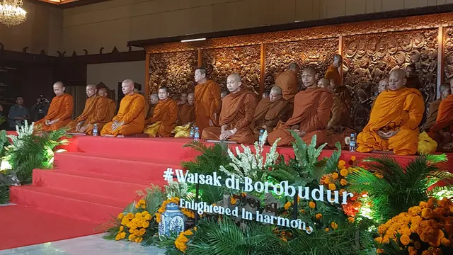 Penyambutan Bhikkhu Thudong menuju Candi Borobudur, di Taman Mini Indonesia Indah (TMII), Jakarta, Selasa (14/5/2024). (Foto: Liputan6.com/Arief RH)
