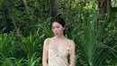 Seulgi juga tampil dengan gaya resortnya, ia mengenakan long dress kuning bermotif spaghetti strap dipadukan handbag hitam motif anyaman. [@hi_sseulgi]