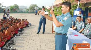 Citizen6, Cilincing: Komando Lintas Laut Mliter (Kolinlamil)i mengadakan penyuluhan kesehatan tentang Perilaku Hidup Bersih dan Sehat (PHBS) di SD Negeri Marunda 02 Cilincing, Jakarta Utara, Kamis (21/6). 