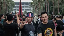 Penonton memadati Konser Guns N’ Roses di Stadion Gelora Bung Karno, Jakarta, Kamis (8/11). Diperkirakan, 50 ribu orang akan menikmati konser Guns N' Roses di Jakarta. (Liputan6.com/Faizal Fanani)