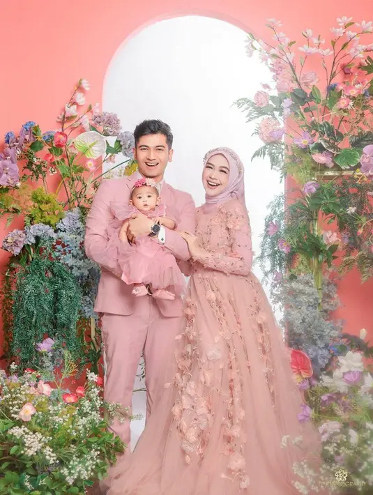 Di lain foto, mereka tampil sweet mengenakan busana warna pink. Dress dengan detail embroidered floral membuat Ria Ricis terlihat semakin cantik. @riaricis1975/@teukuryantr.