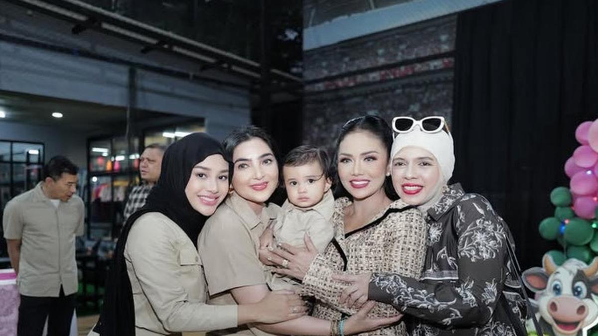 6 Potret Kompak Para Nenek Bergaya Serba Coklat di Ulang Tahun ke-3 Ameena Putri Aurel Hermansyah