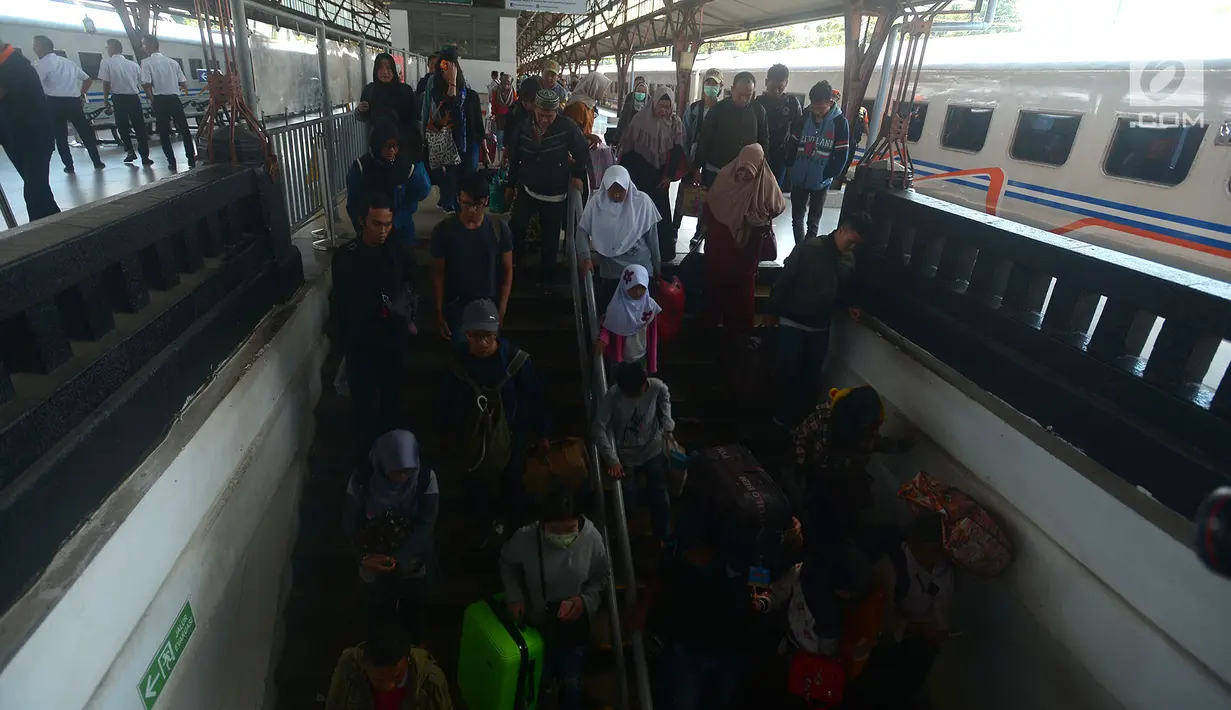 Penumpang menuruni eskalator saat tiba di Stasiun Senen, Jakarta, Senin (18/6). Belum terjadi lonjakan pemudik pada arus balik tiga hari setelah Lebaran. (Merdeka.com/Imam Buhori)