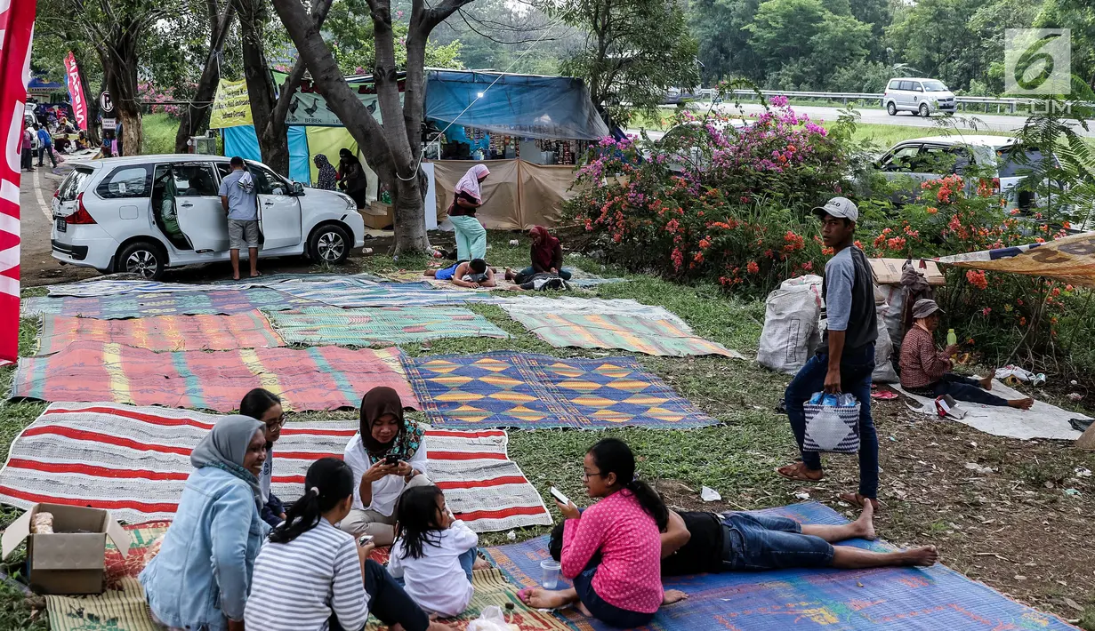 Sejumlah pemudik beristirahat sejenak di halaman rest area Tol Timur - Palimanan - Kanci,  Cirebon, Jawa Barat, Sabtu (1/7). Pada H+6 Lebaran pengguna jalan tol memanfaatkan rest area untuk makan, tidur sejenak. (Liputan6.com/Faizal Fanani)