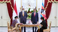 Presiden Joko Widodo atau Jokowi dan Raja Eswatini, Mswati III, menyaksikan penandatanganan nota kesepahaman atau MoU untuk perkuatan kerja sama bilateral antara kedua negara. (Liputan6.com/Lizsa Egeham)