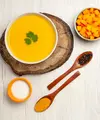 Wortel dikenal sebagai salah satu sayuran akar yang memiliki banyak manfaat kesehatan. Kandungan vitamin A, vitamin C, serta serat di dalamnya sangat baik untuk menjaga daya tahan tubuh dan kesehatan pencernaan. (foto/dok: freepik/kamranaydinov)