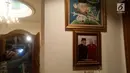 Pelayat memotret koleksi foto dan lukisan di rumah duka Presiden ke-3 RI BJ Habibie, Patra Kuningan, Jakarta, Rabu (11/9/2019). BJ Habibie menghembuskan napas terakhirnya pada usia 83 tahun. (Liputan6.com/Angga Yuniar)