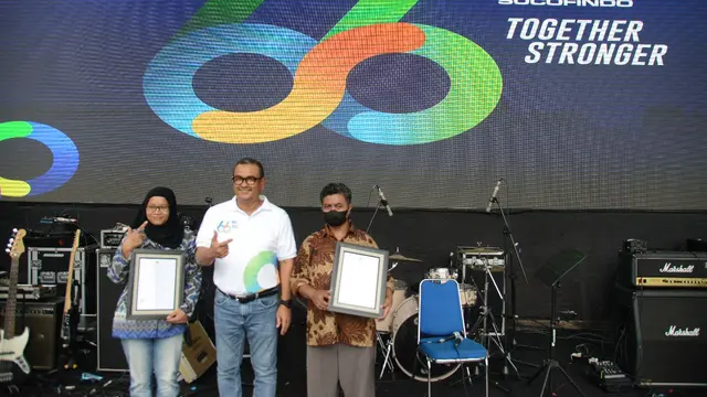 PT Sucofindo sebagai BUMN Jasa Survei menyerahkan sertifikat halal kepada 26 Usaha Mikro Kecil (UMK) dalam rangka mewujudkan target 10 Juta Produk Bersertifikat Halal pada 2022.
