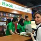 Najwa Shihab saat menjelajah pasar buku murah di Jakarta. (dok. Instagram @najwashihab/https://www.instagram.com/p/Bw1w6auj9vq/Putu Elmira)