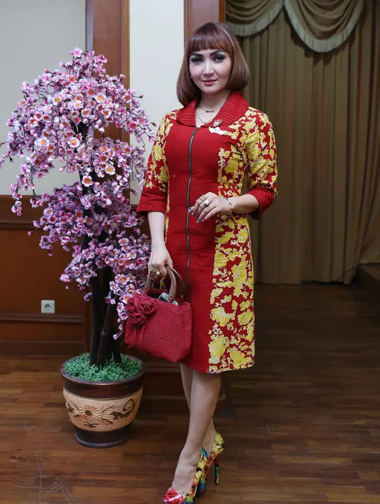 Bagi Roro Fitria, Tuhan tidak pernah tidur sehingga dalam setiap masalah alangkah baiknya untuk mengambil hikmahnya saja baik itu dari hal baik maupun buruk. (Nurwahyunan/Bintang.com)