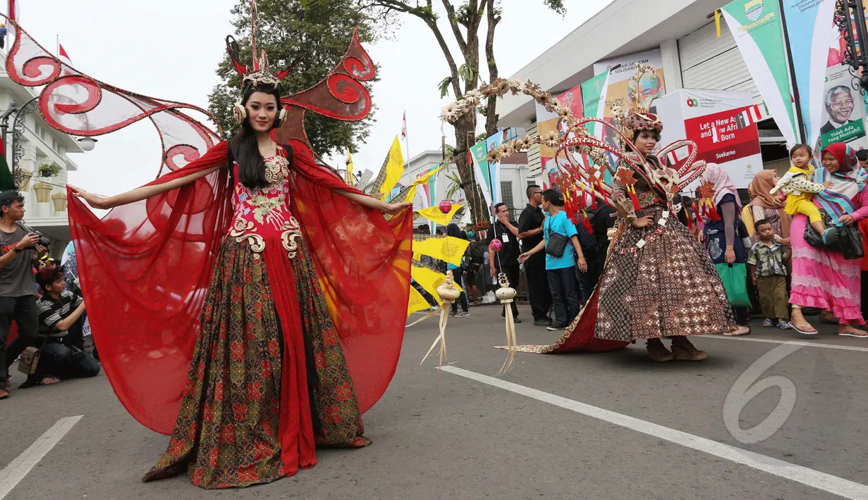 Kemeriahan pawai Parade Asia Afrika di Bandung, Sabtu (26/4/2015). Pawai Parade Asia Afrika dimeriahkan dengan menampilkan berbagaimacam pakaian tradisional masing-masing negara. (Liputan6.com/Herman Zakharia) 