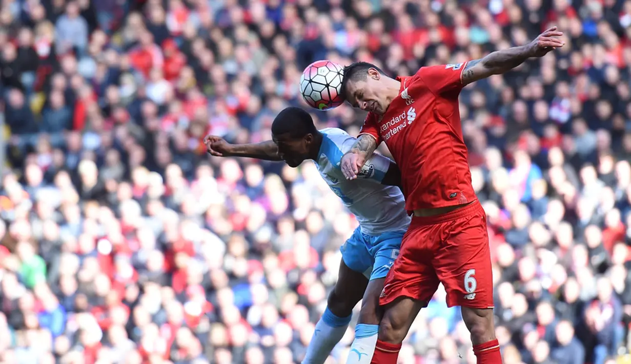 Pemain Liverpool, Dejan Lovren (kanan), berduel dengan pemain Newcastle United, Georginio Wijnaldum, dalam laga Liga Inggris di Stadion Anfield, Sabtu (23/4/2016). (AFP/Paul Ellis)