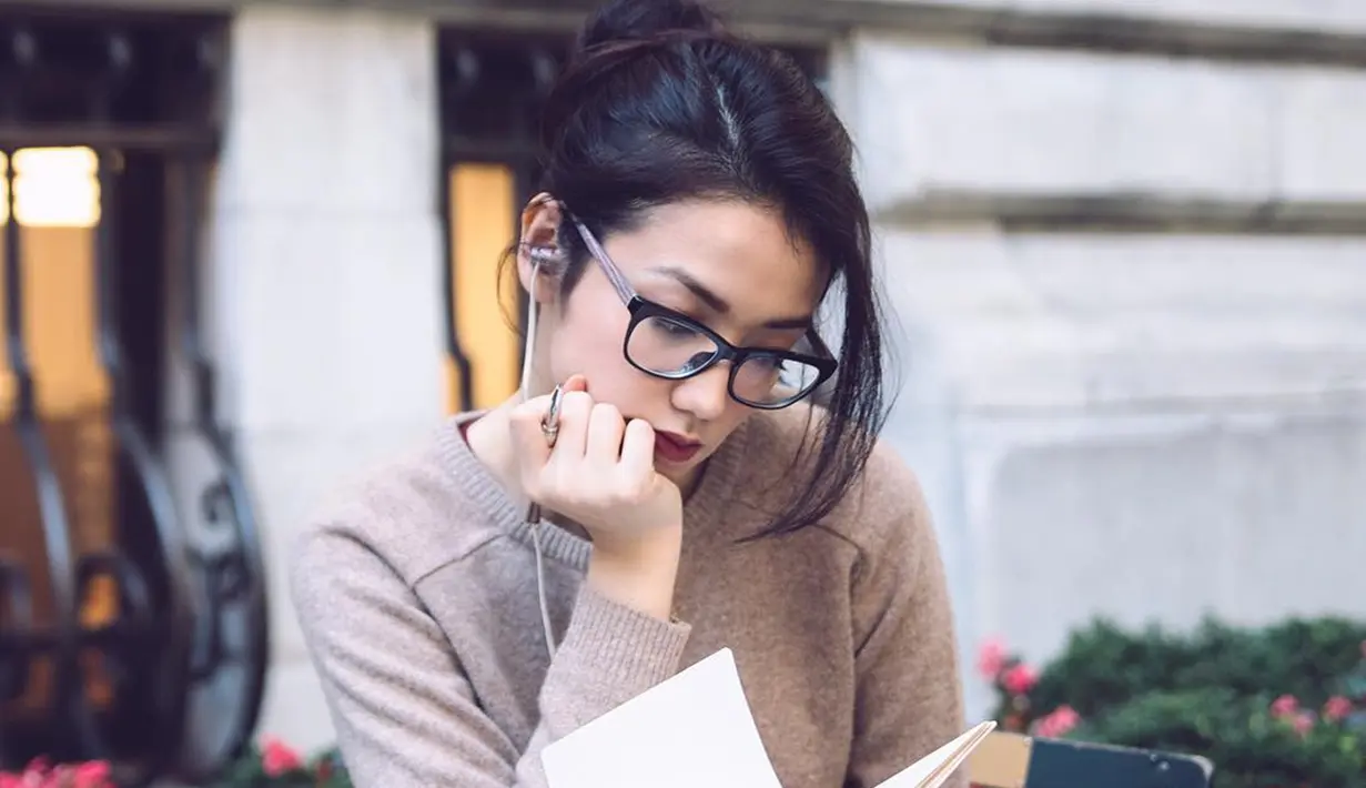 Sambil mengenakan kacamata, Velove Vexia tampak terlihat sangat fokus dalam membaca buku. Ia seperti tenggelam dalam bacaan yang ia baca. Fokusnya Velove Vexia ini berhasil menyita perhatian publik. (Liputan6.com/IG/@vaelovexia)