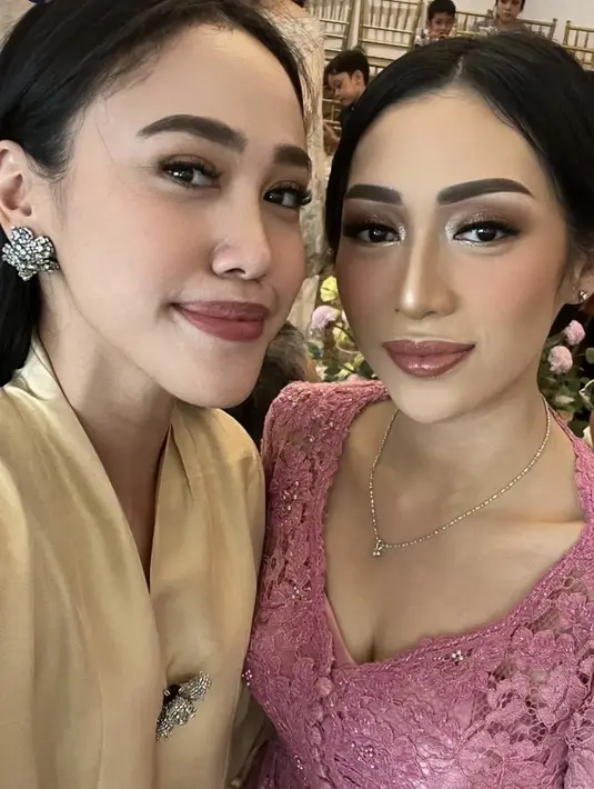 Ririn pun mengenakan kalung silver berliontin minimalis. Dengan riasan wajah glam mengaplikasikan eyeshadow coklat shimmer, blushon pink, dan lipstik glossynya. [@nadiatusin]