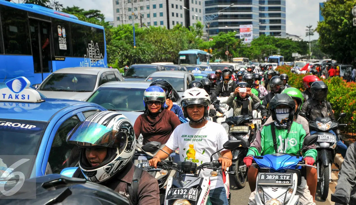 Sejumlah kendaraan terjebak di jalur lambat Jl HR Rasuna Said, Kuningan,  Jakarta Selatan, Rabu (4/5). Ribuan bidan desa menggelar aksi demo dan menutup akses jalur lambat di depan kantor Kemenkes. (Liputan6.com/Yoppy Renato)