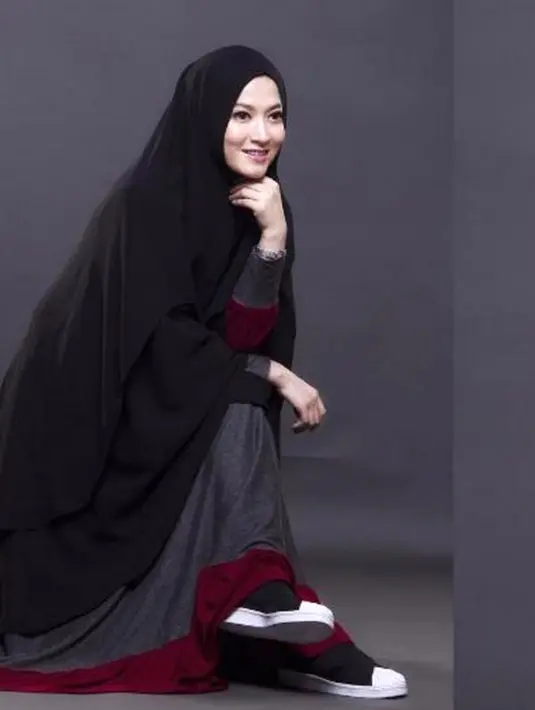 Sekitar setahun Lyra Virna mengalami pergulatan batin sebelum memutuskan menutup auratnya. Banyak bertanya dengan ustaz, hingga pada akhirnya ia merinding setelah menemukan perintah hijab di surat Al Ahjab (59) dan An Nur (31). (dok. Intagram)