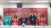 Persis Solo dan jajaran sponsornya memamerkan jersey resmi untuk Liga 1 musim 2023/2024 dalam sesi konferensi pers di Stadion Manahan, Solo, Sabtu (24/6/2023). (Bola.com/Radifa Arsa)