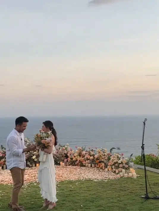Momen romantis itu langsung disambut dengan jawaban 'yes' dari Jessica Milla. Tak lama, Yakup berdiri dan memasangkan cincin lamaran ke jari manis kekasihnya. (Instagram/enzystoria)