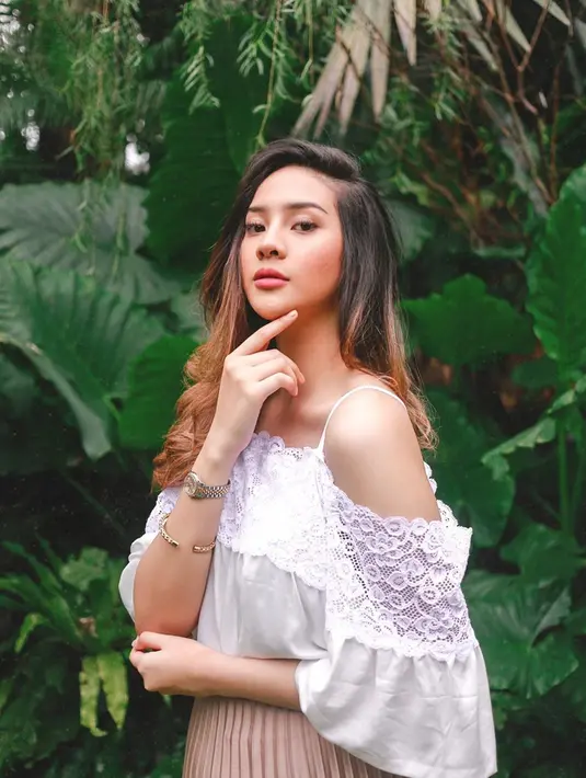 Pakai atasan off shoulder warna putih, gaya Anya Geraldine bisa jadi inspirasi OOTD kaum milenial. (Liputan6.com/IG/@anyageraldine)