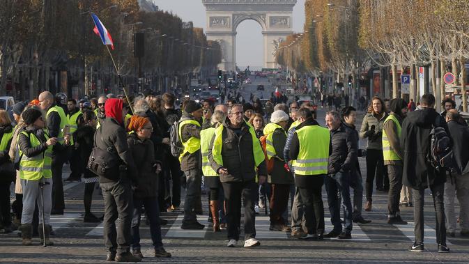Kelompok demonstran berjaket kuning memblokade banyak jalan di Prancis dalam aksi protes menentang kenaikan harga BBM, 17-18 November 2018 (AP/Michel Euler)