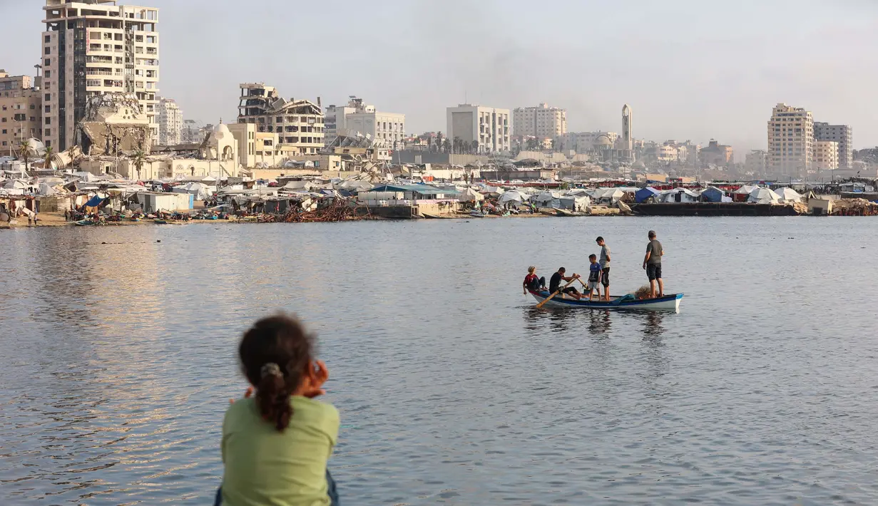 Pantai di Gaza menjadi satu-satunya lokasi pelarian bagi orang-orang yang tinggal di sana, terutama saat musim panas. (Omar AL-QATTAA/AFP)