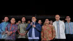 Ketum PAN Zulkifli Hasan bersama Koalisi Poros Cikeas memberikan keterangan pers di kediaman SBY di Cikeas, Jawa Barat, Jumat (23/9). Empat partai resmi mengusung Agus Yudhoyono dan Sylviana Murni untuk maju di Pilgub DKI. (Liputan6.com/Gempur M Surya)