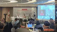 Mantan Menteri Koordinator Bidang Politik, Hukum, dan Keamanan (Polhukam) Mahfud MD saat menghadiri diskusi publik mengenai "Catatan Kelabu Pelindungan Pembela HAM 2014-2023" yang dilaksanakan di Gondangdia, Jakarta Pusat, pada Jumat (27/9/2024). (Liputan6.com/Khofifah)