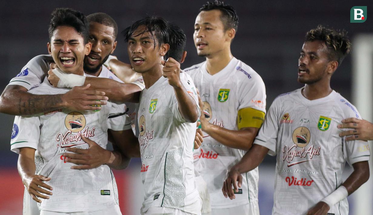 Marselino Ferdinan akhirnya tampil sebagai pemain penting Bajul di menit ke-71. Dia mencetak gol penyeimbang bagi Persebaya.(Bola.com/Bagaskara Lazuardi)