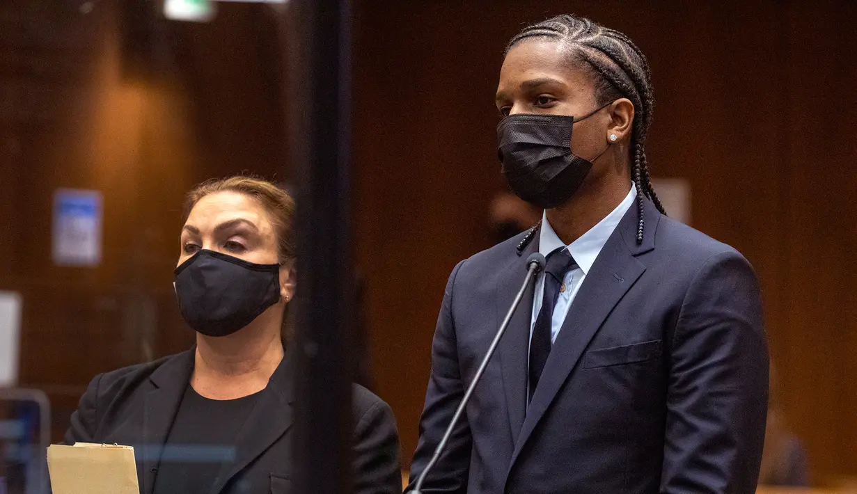 Rapper A$AP Rocky (kanan) menjalani sidang kasus dugaan penyerangan di Los Angeles Superior, California, Amerika Serikat, 17 Agustus 2022. Menurut keterangan polisi, insiden penembakan terjadi pada 6 November 2021 lalu sekitar pukul 22.15 di kawasan Hollywood dekat Selma Avenue dan Argyle Avenue. (Irfan Khan/Los Angeles Times via AP, Pool)