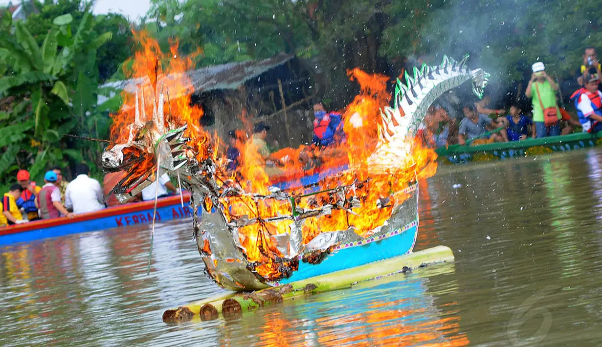 Masyarakat cina benteng merayakan upacara tahunan bernama festival Peh Cun di tepi sungai Cisadane, Kota Tangerang, Senin (2/6/14). (Liputan6.com/Faisal R Syam)