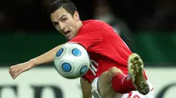 England's Stewart Downing shoots during their Germany vs England football friendly match at the Olympic stadium in Berlin on November 19, 2008. England won 1-2. AFP PHOTO/RONNY HARTMANN 