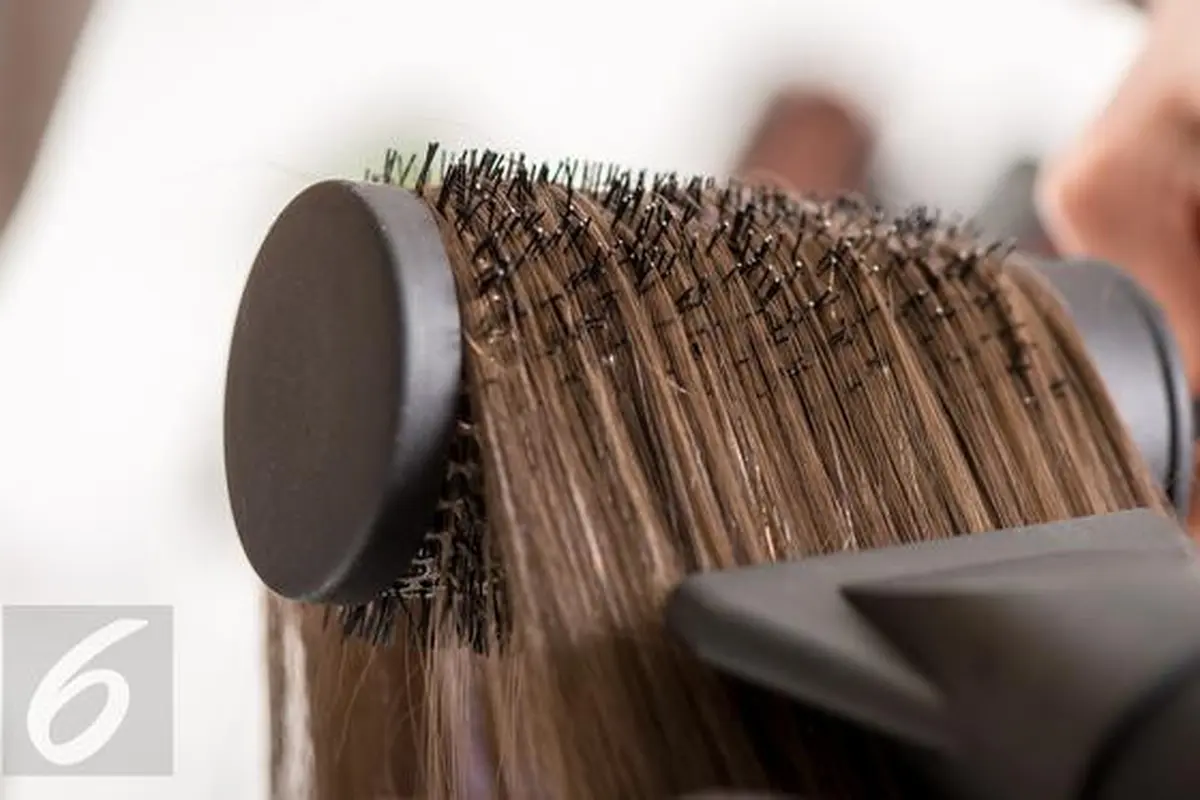 Ini Alasan Jangan Pernah Styling Rambut yang Basah