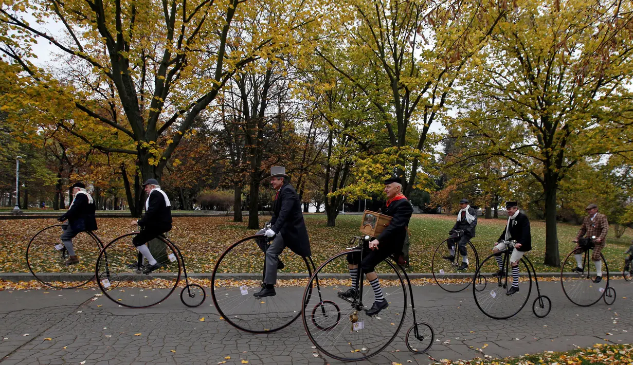 Sejumlah peserta mengendarai sepedanya yang dijalankan tanpa rantai saat menghadiri balapan Penny Farthing tahunan di Praha, Republik Ceko (5/11). Penny farthing adalah sepeda yang roda depannya jauh lebih besar dari roda belakang. (Reuters/David W Cerny)