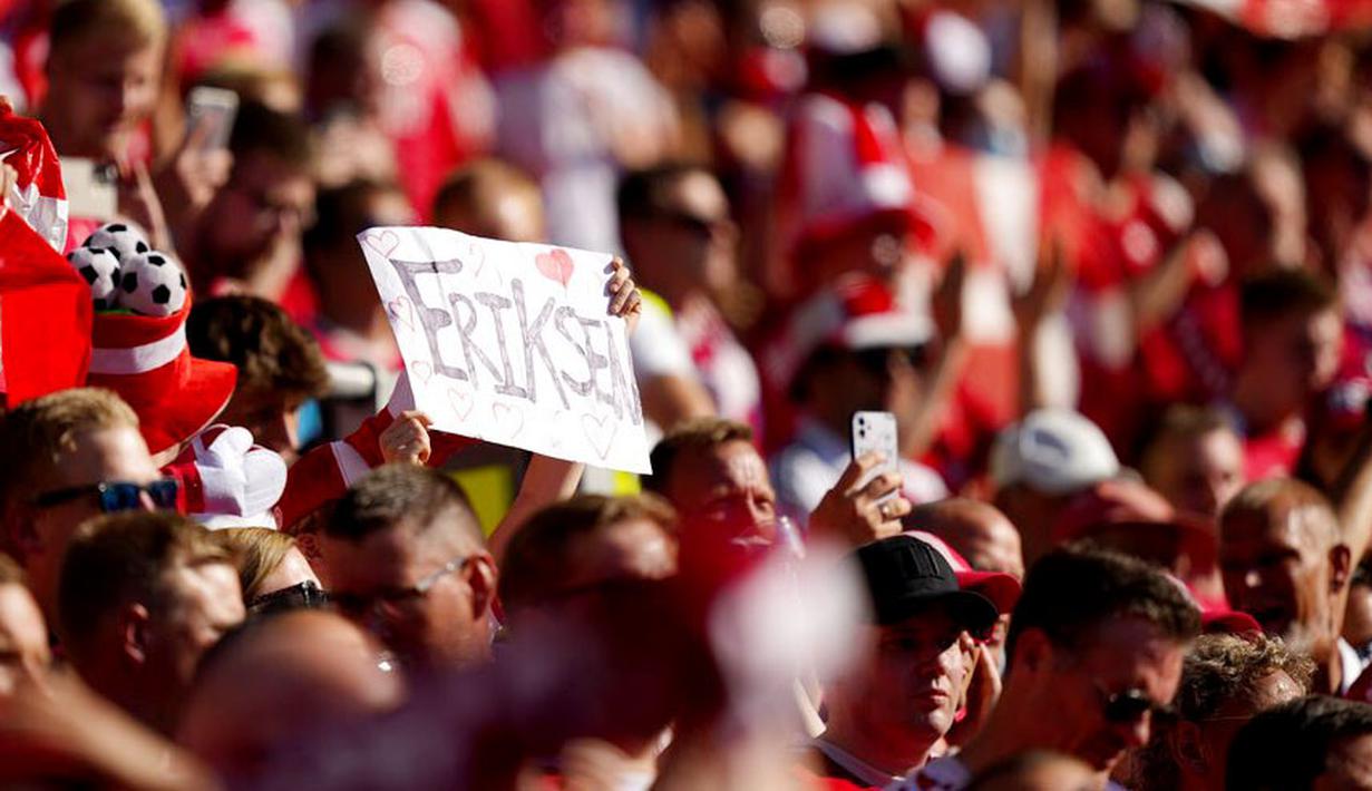 Para suporter Denmark juga tampak membentangkan poster bertuliskan dukungan untuk Eriksen. (AP/Martin Meissner, Pool)