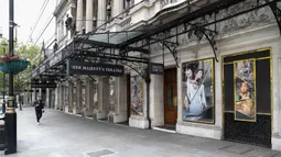 Warga berjalan melewati Her Majesty's Theatre yang tutup di West End, London, Inggris, 12 Mei 2020. Sedikitnya 5.000 pekerja teater di Inggris kehilangan pekerjaan selama diberlakukannya kebijakan penutupan (shutdown) akibat merebaknya COVID-19. (Xinhua/Han Yan)