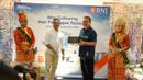 Direktur Network & Services BNI Ronny Venir (tengah kiri) dan Direktur RS Santa Maria Pekanbaru dr Arifin (tengah kanan) dalam Mini Gathering Hari Pelanggan Nasional BNI 2022 di Pekanbaru, Jumat (2/9/2022). (Liputan6.com/Pool/Adv/BNI)