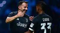 Selebrasi mantan pemain Juventus yang mewakili Tim Hitam, Alessandro Del Piero bersama rekannya, Patrice Evra setelah mencetak gol ke gawang Tim Putih dalam laga persabatan mini soccer 7 lawan 7 di Pala Alpitour, Turin, Rabu (11/10/2023) dini hari WIB yang diikuti para legenda Juventus dalam rangkaian perayaan 100 tahun Keluarga Agnelli mengakuisisi Juventus. Hasil laga dimenangkan Tim Putih 9-6 atas Tim Hitam. (AFP/Marco Bertorello)