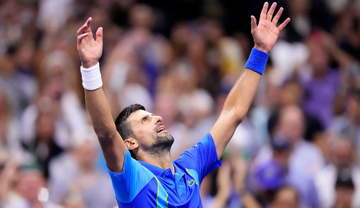 Saat tie break di set kedua, kejar-kejaran angka terjadi lagi hingga Medvedev unggul 5-4. Djokovic kemudian mencuri dua angka untuk menuntaskan set kedua dengan 7-5 dalam waktu 105 menit. (AP Photo/Manu Fernandez)