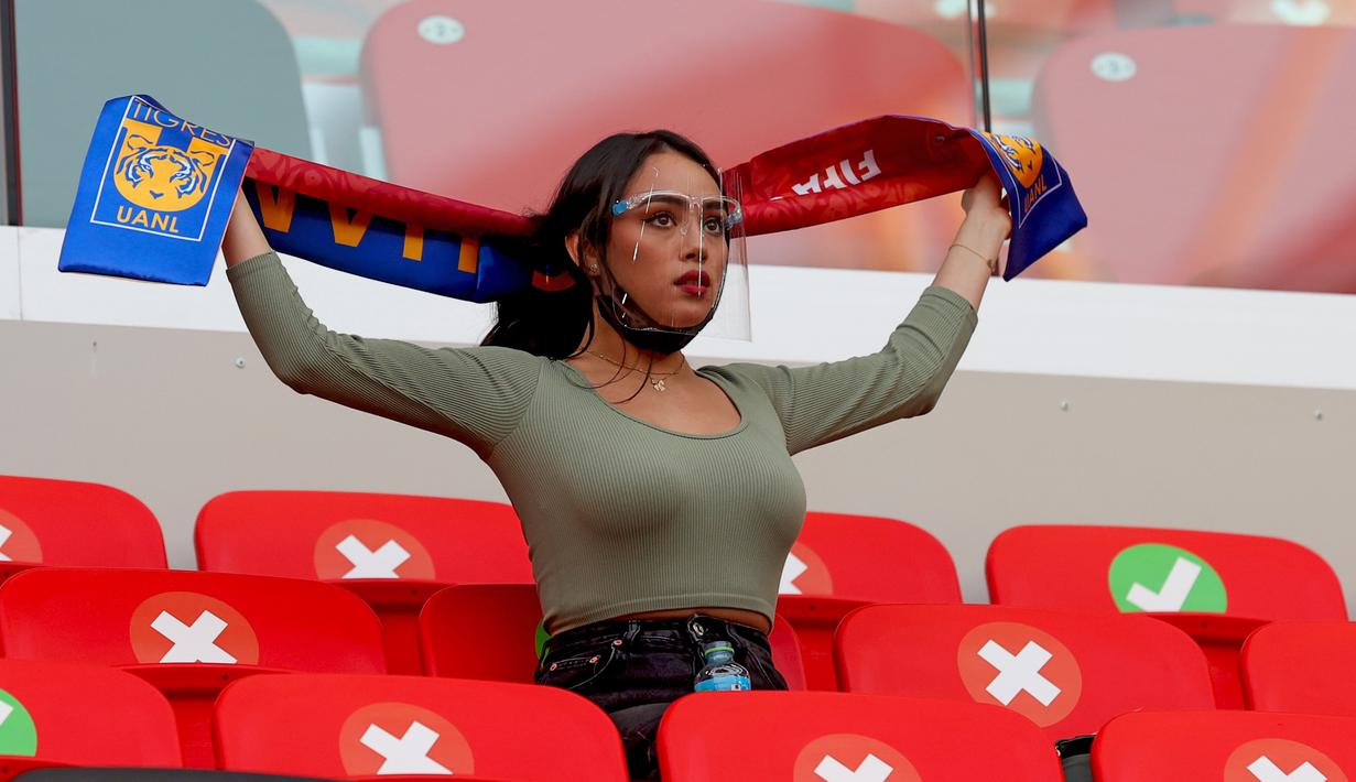 Fans cantik dari klub sepak bola asal Meksiko, Tigres saat mengalungkan syal dalam pertandingan Piala Dunia Antar Klub 2020. (Foto: AFP/Karim Jaafar)