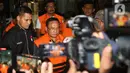 Bupati Pati, Sudewo (tengah) dikawal petugas usai menjalani pemeriksaan intensif di Gedung Merah Putih Komisi Pemberantasan Korupsi (KPK), Jakarta, Selasa (20/1/2026). (Liputan6.com/Helmi Fithriansyah)